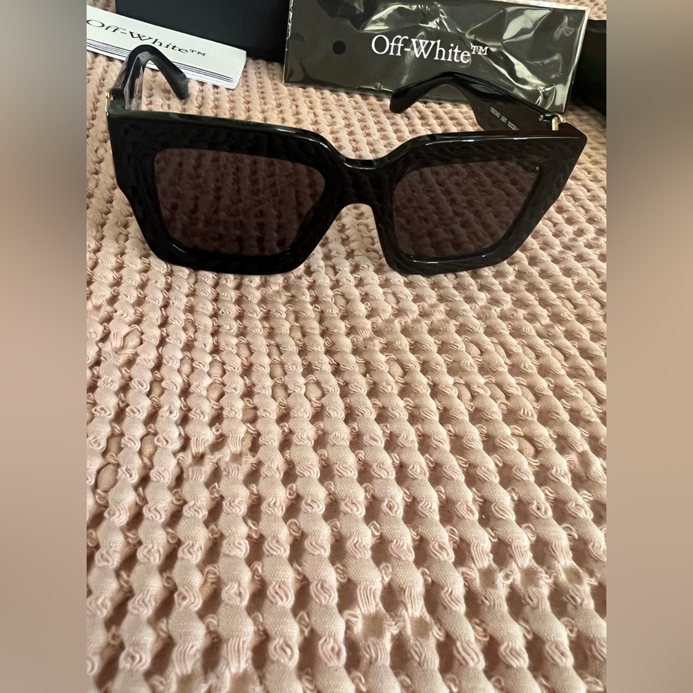 New Off-White Mystic Black Squared Sunglasses
MADE IN ITALY